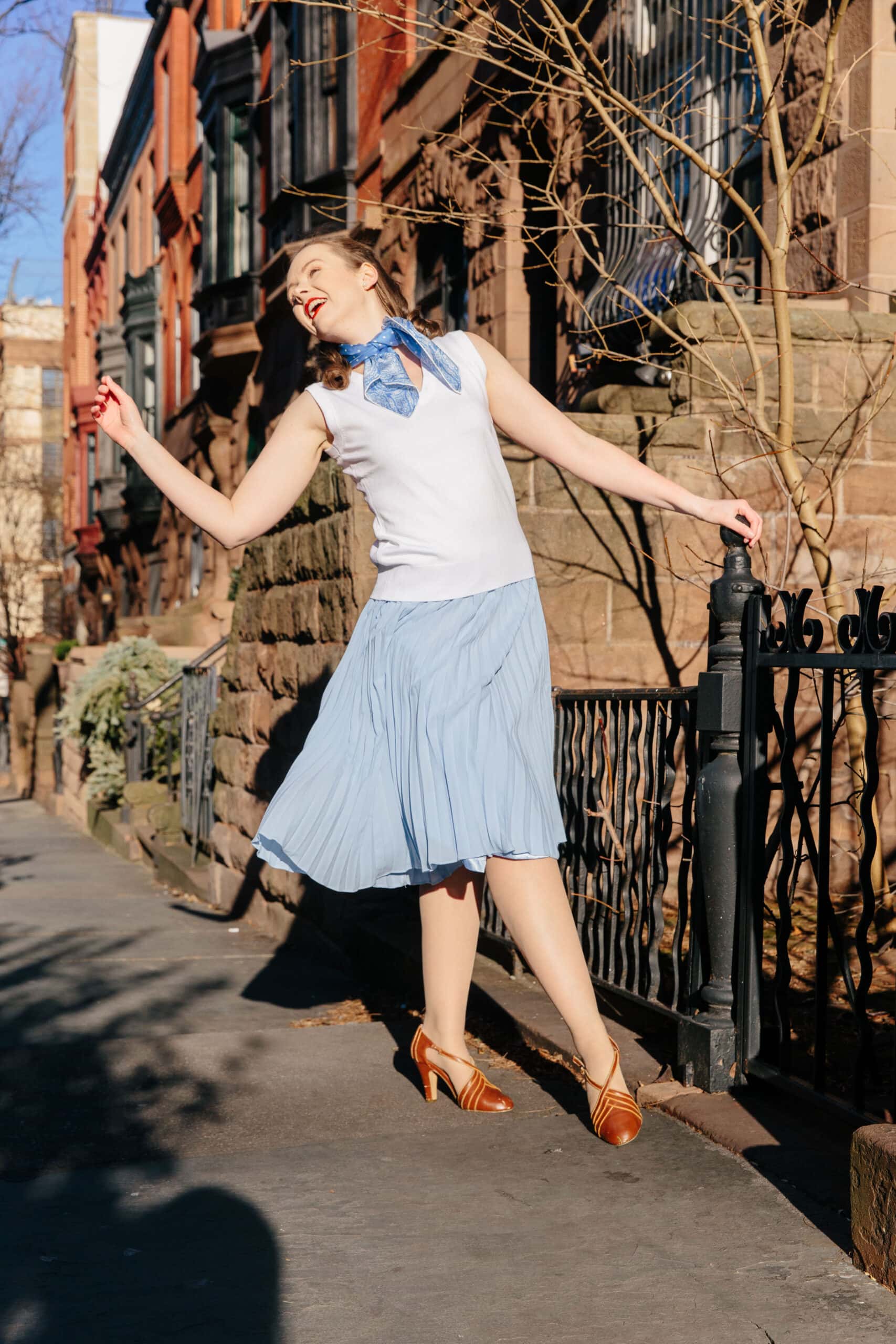 I ADORE a drop waist dress. They were all the rage in the 1920s and I so wish they were all the rage now! With my faux drop waist hack and Kathy Seldon (Singing in the Rain) inspiration you'll do the Charleston all winter long. #1920s #scarf #dropwaistdress