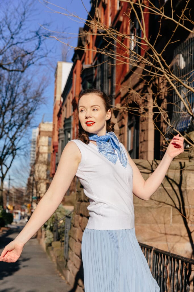 I ADORE a drop waist dress. They were all the rage in the 1920s and I so wish they were all the rage now! With my faux drop waist hack and Kathy Seldon (Singing in the Rain) inspiration you'll do the Charleston all winter long. #1920s #scarf #dropwaistdress