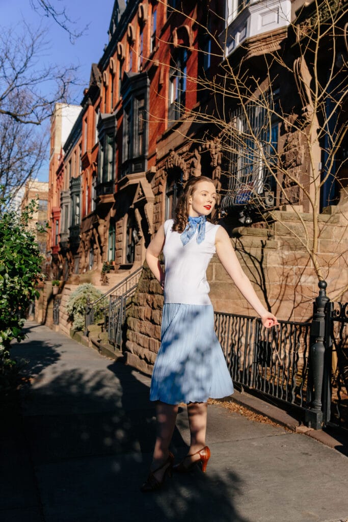 I ADORE a drop waist dress. They were all the rage in the 1920s and I so wish they were all the rage now! With my faux drop waist hack and Kathy Seldon (Singing in the Rain) inspiration you'll do the Charleston all winter long. #1920s #scarf #dropwaistdress