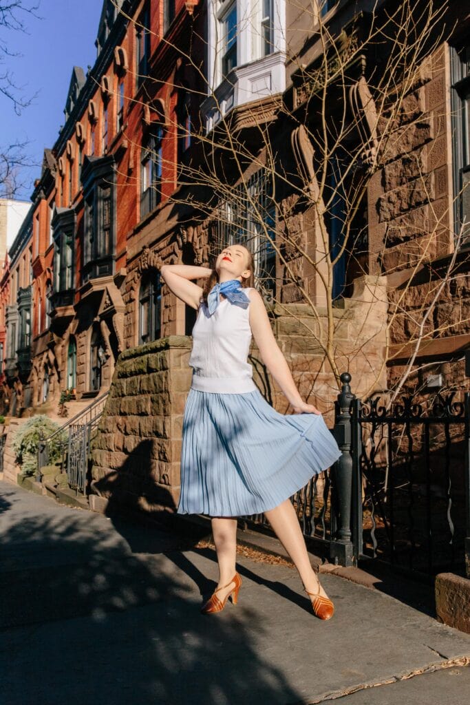 I ADORE a drop waist dress. They were all the rage in the 1920s and I so wish they were all the rage now! With my faux drop waist hack and Kathy Seldon (Singing in the Rain) inspiration you'll do the Charleston all winter long. #1920s #scarf #dropwaistdress